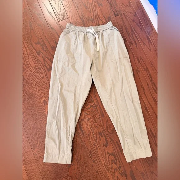 Halle Berry x Sweaty Betty Maia Woven Jogger in Chalkgreen - Picture 4 of 9